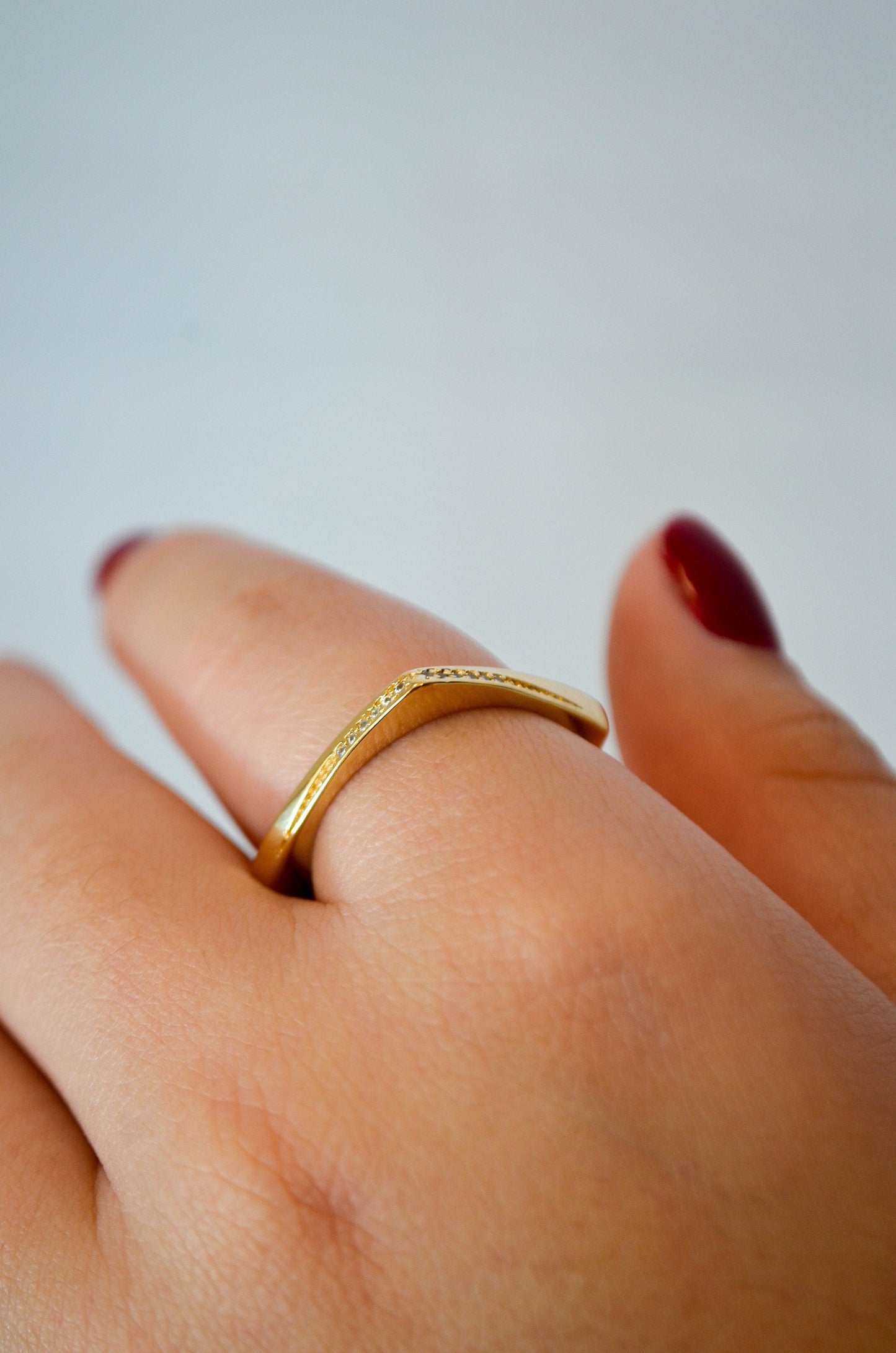 Anel quadrado com zircônias banhado a ouro 18k - Biju & Cia.
