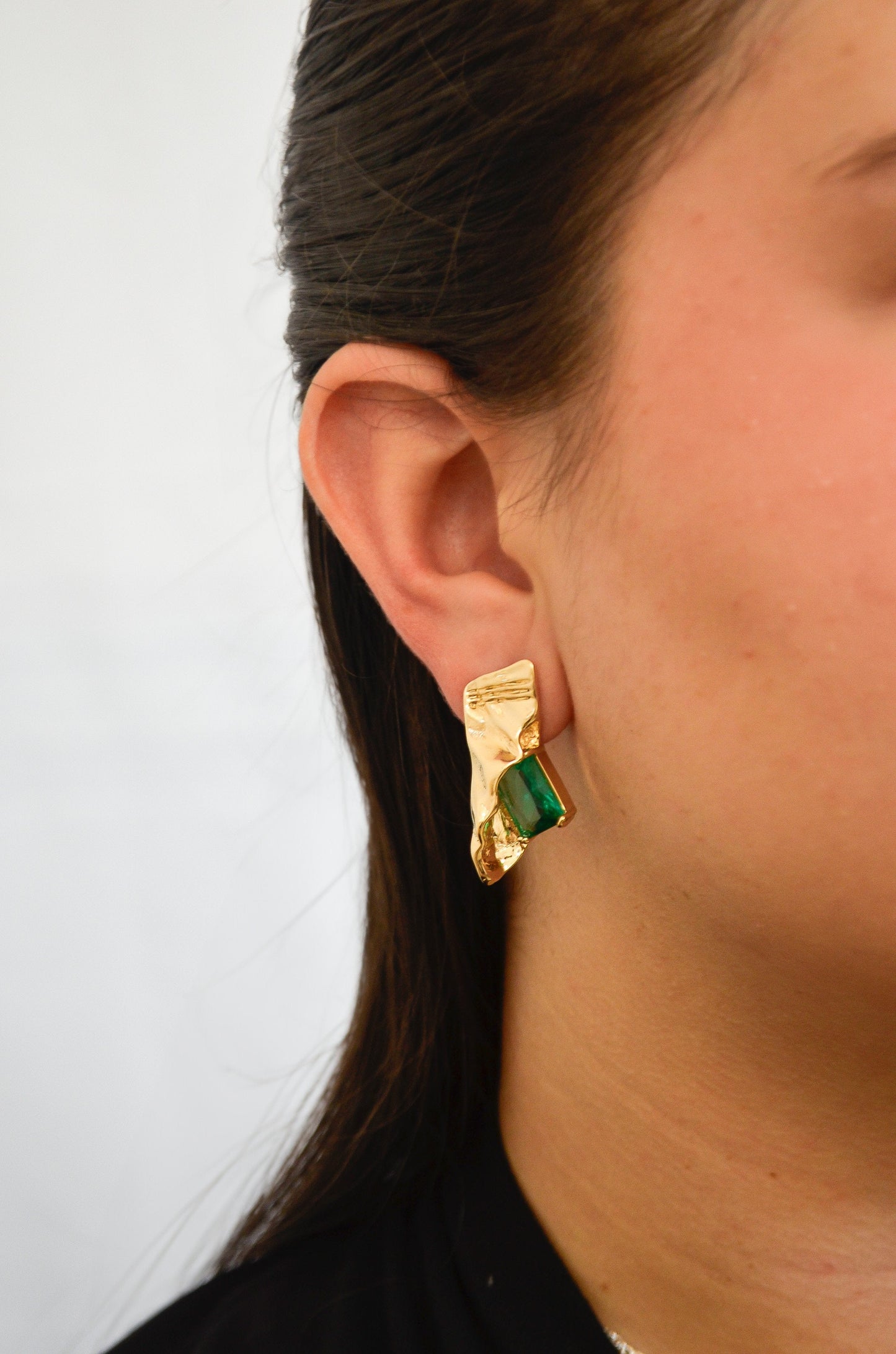 Brinco com pedra banhado a ouro 18k - Biju & Cia.