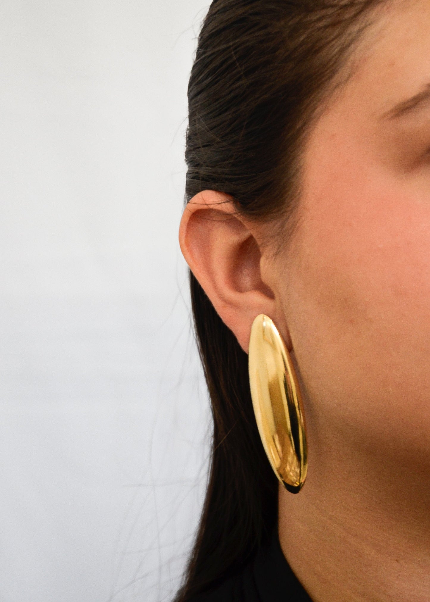 Brinco oval liso banhado a ouro 18k - Biju & Cia.