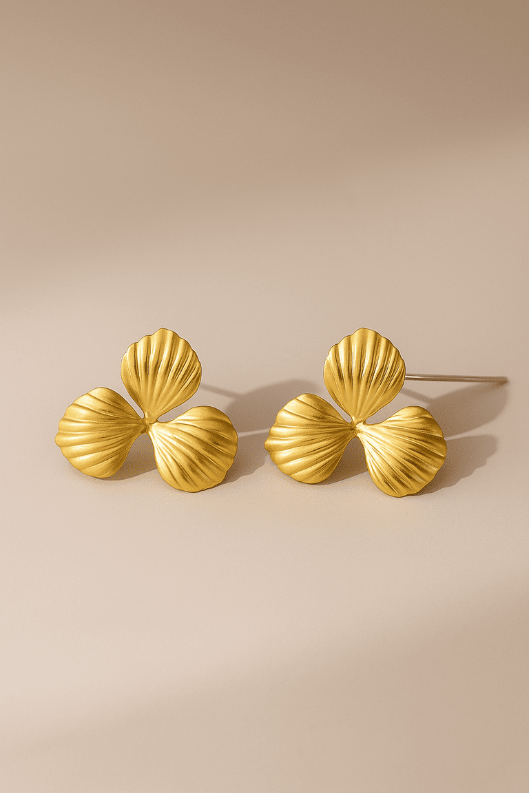 Brinco de flor banhado a ouro 18k - Biju & Cia.