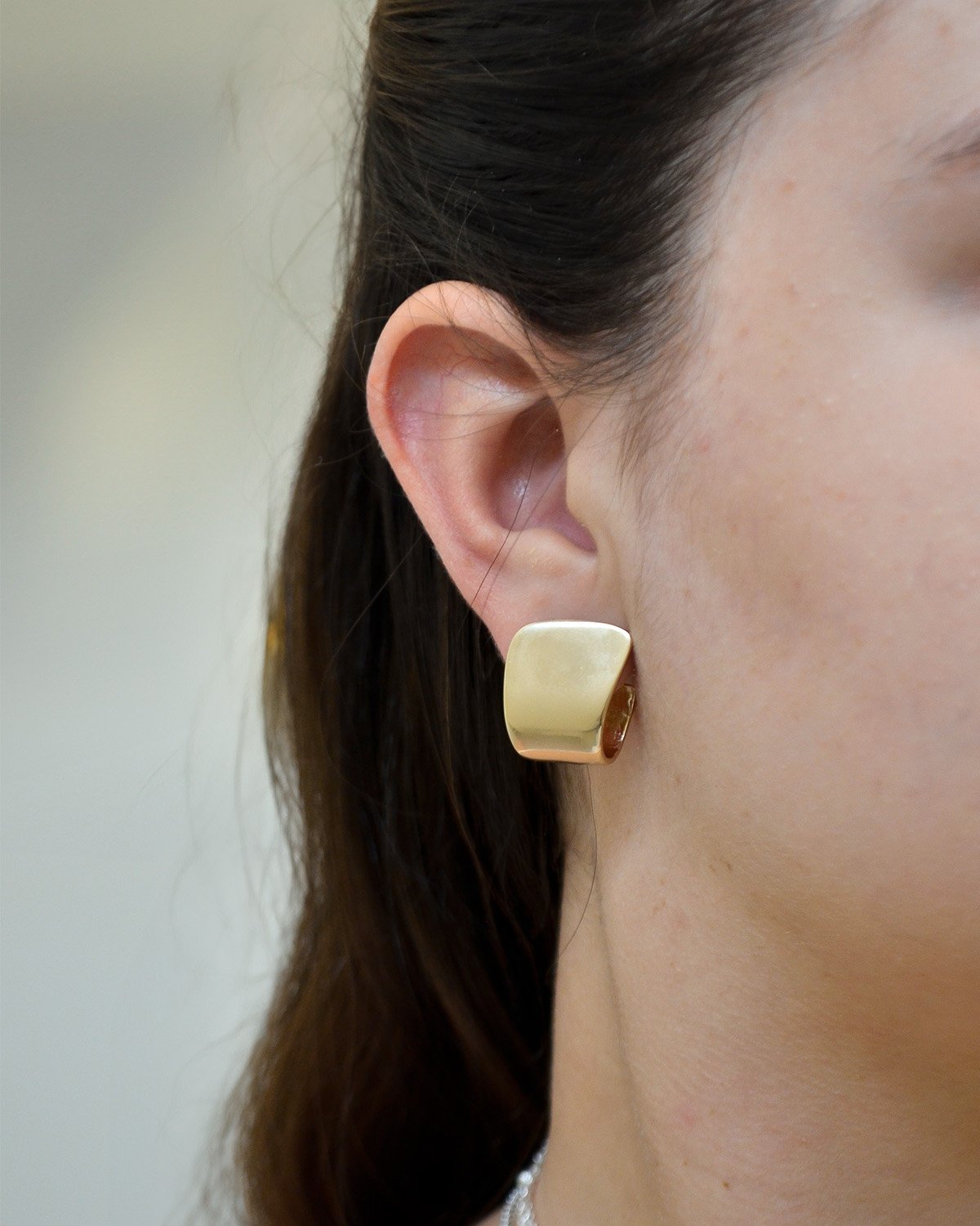 Brinco liso banhado a ouro 18k