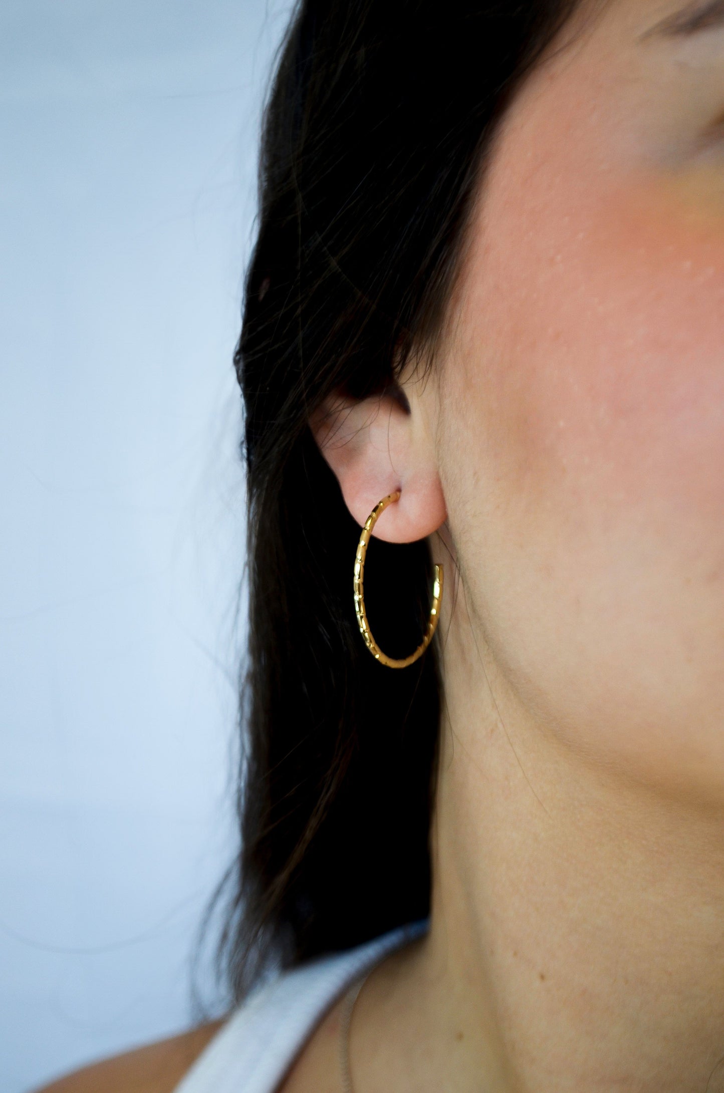 Argola média com fio trabalhado banhada a ouro 18k