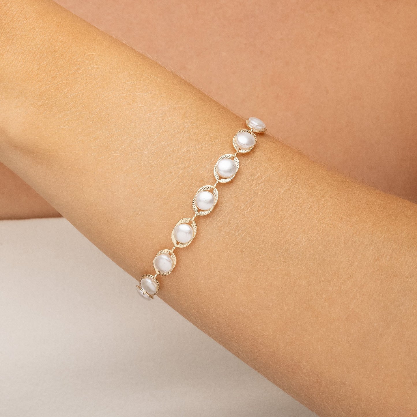 Pulseira com pérolas banhada a ouro 18k