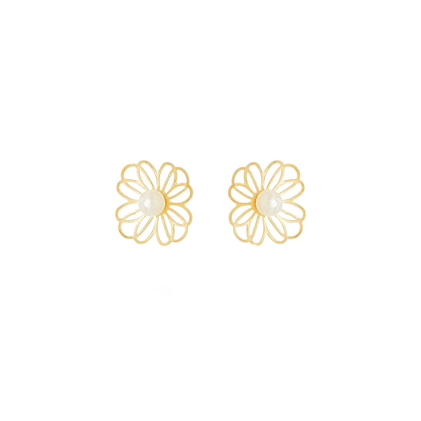 Brinco de flor vazada com pérola banhado a ouro 18k - Biju & Cia.