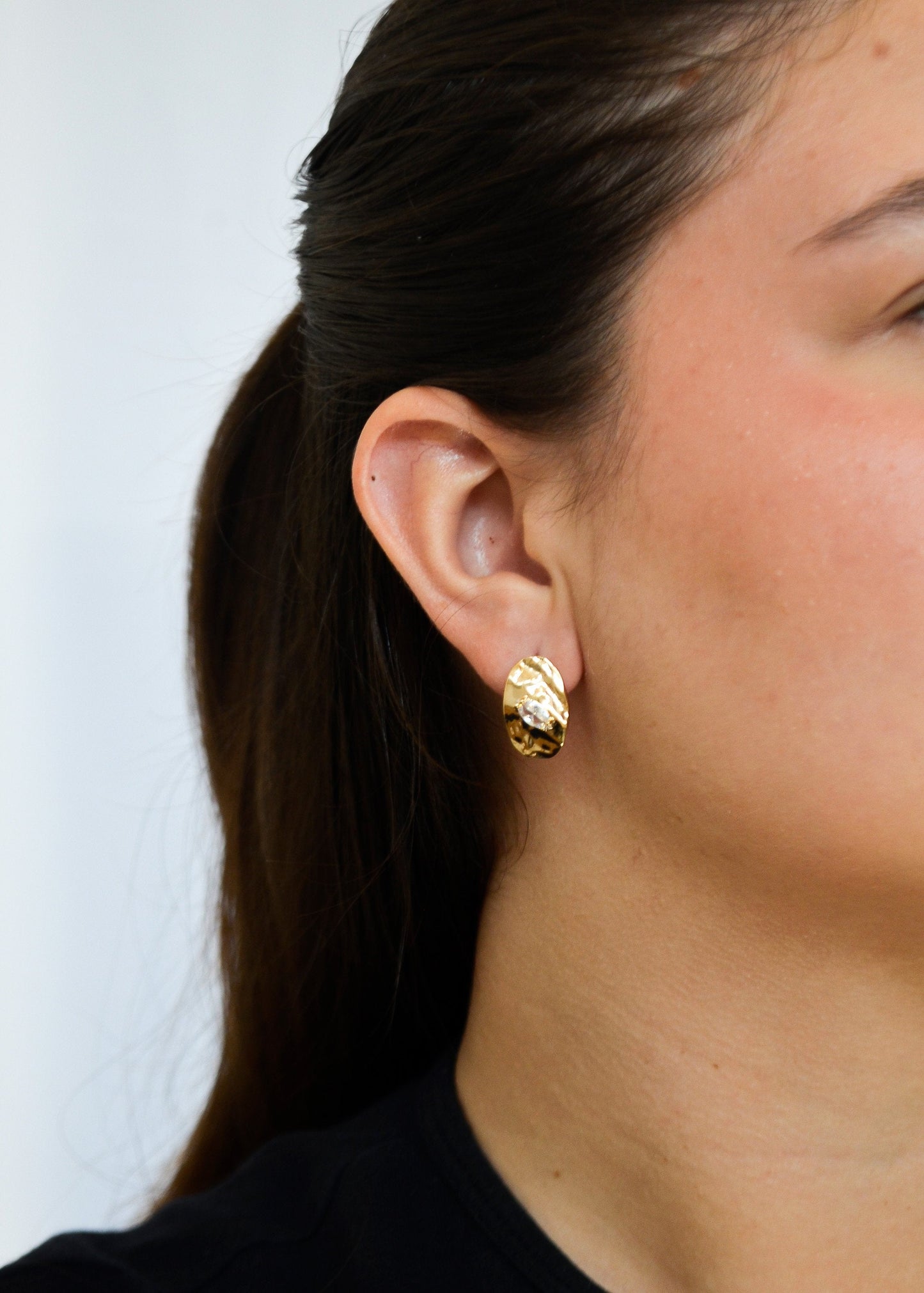 Brinco orgânico com zircônias banhado a ouro 18k - Biju & Cia.