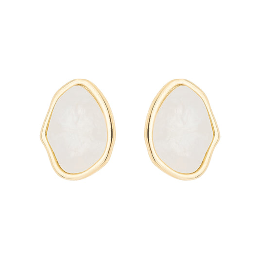 Brinco em formato orgânico com madre pérola banhado a ouro 18k - Biju & Cia.