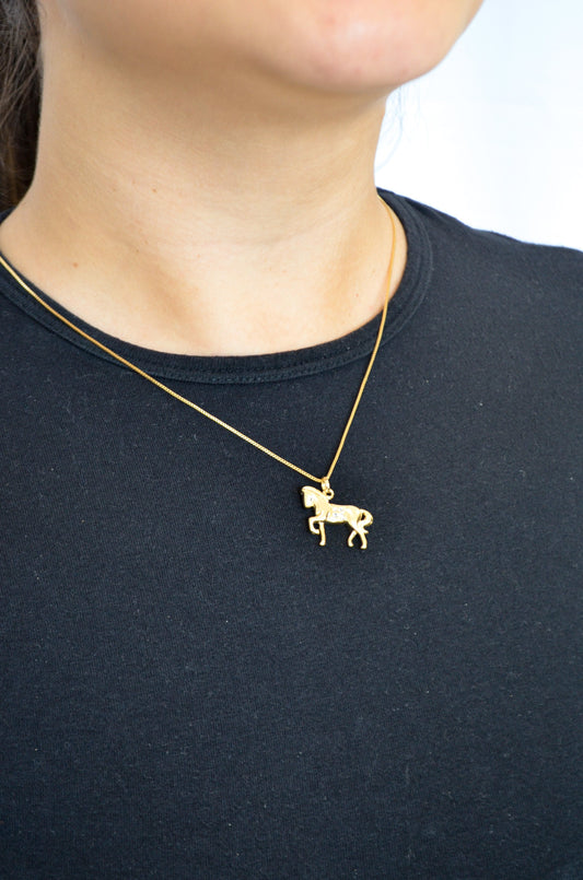 Gargantilha cavalo com zircônias banhada a ouro 18k - Biju & Cia.