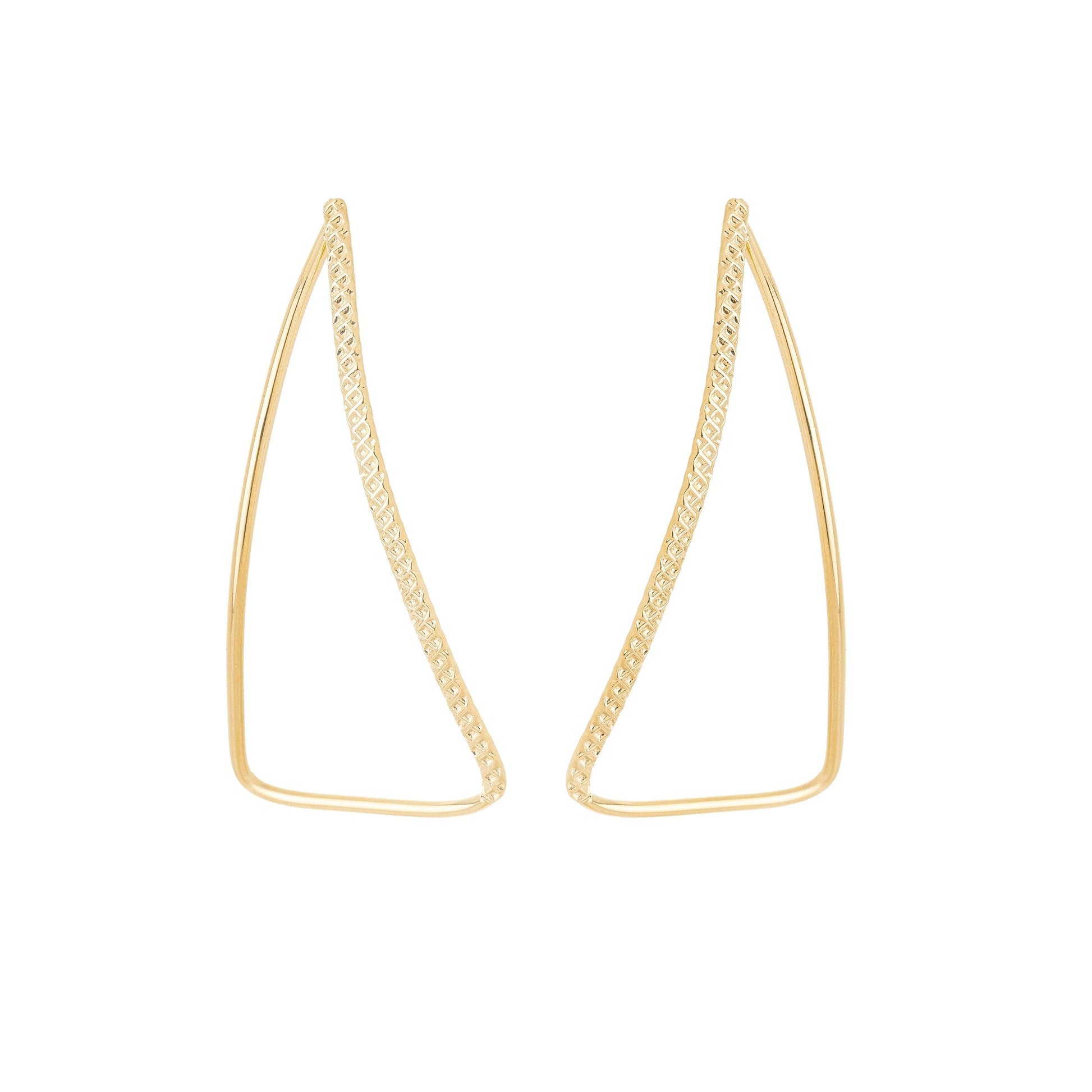 Brinco de triangulo trabalhado banaho a ouro 18k - Biju & Cia.