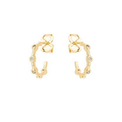 Argola pequena com zircônias banhada a ouro 18k - Biju & Cia.