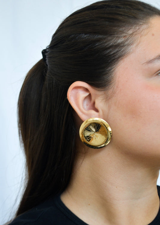 Brinco esfera trabalhada banhado a ouro 18k - Biju & Cia.