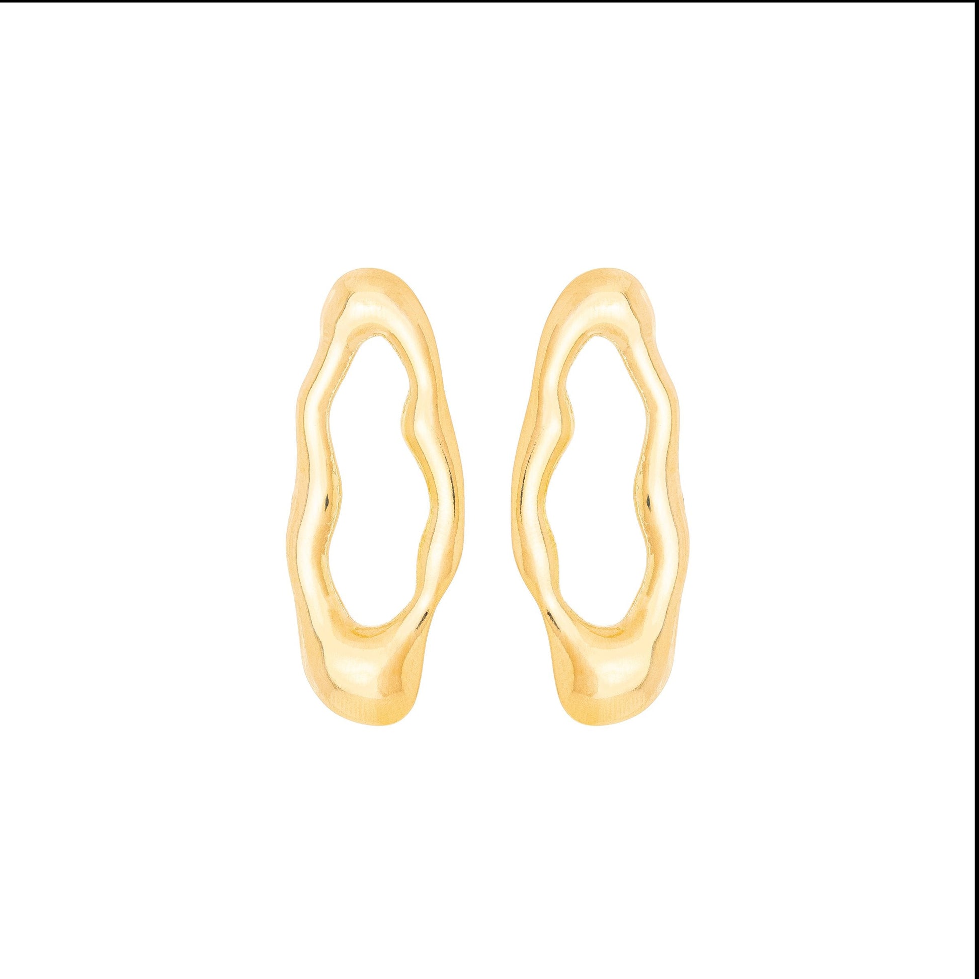 Brinco oval ondulado banhado a ouro 18k - Biju & Cia.