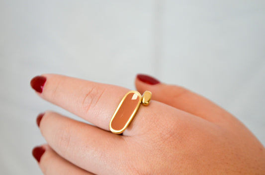 Anel oval esmaltado banhado a ouro 18k - Biju & Cia.