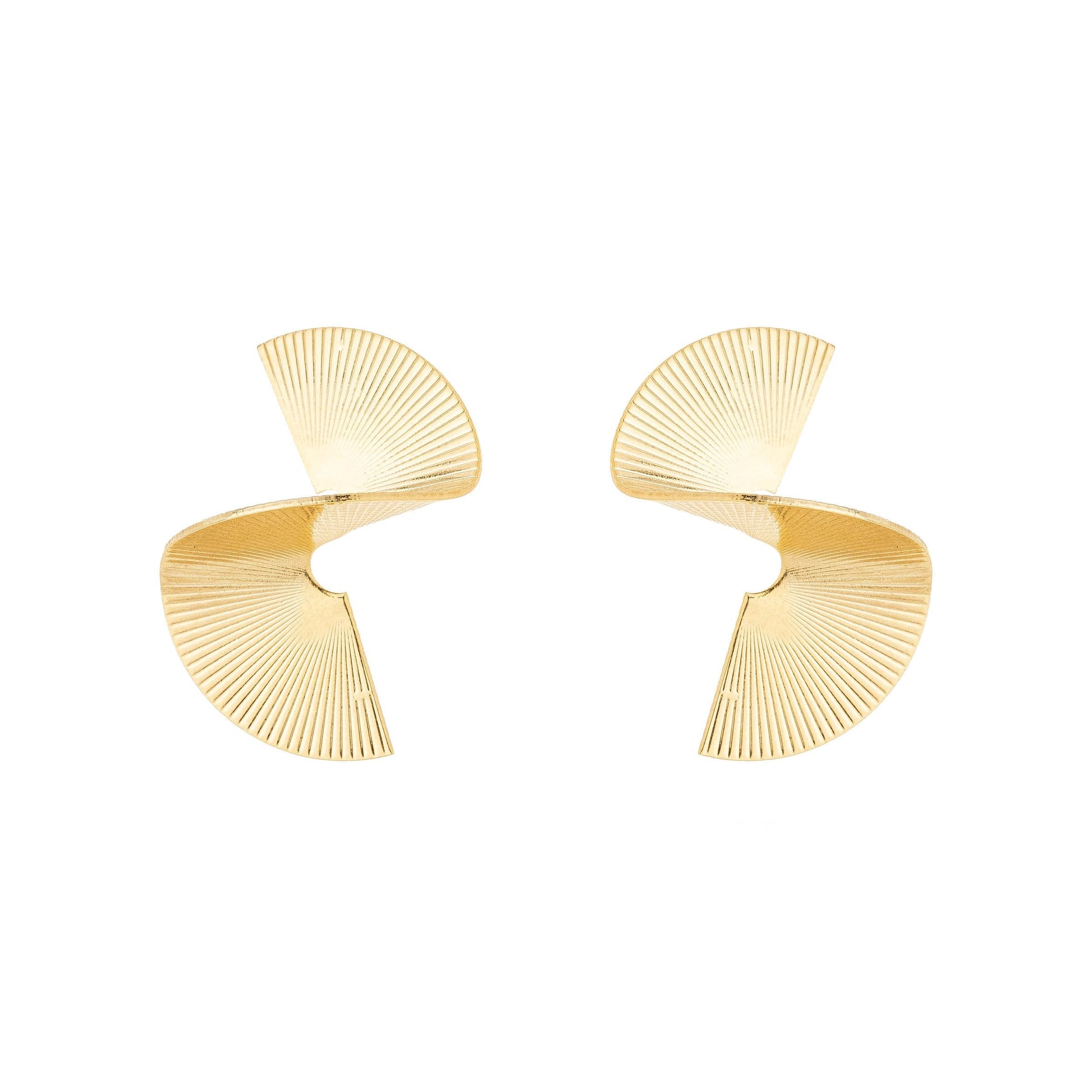 Brinco trabalhado banhado a ouro 18k - Biju & Cia.