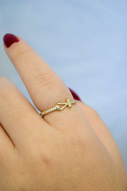 Anel com zircônias banhado a ouro 18k