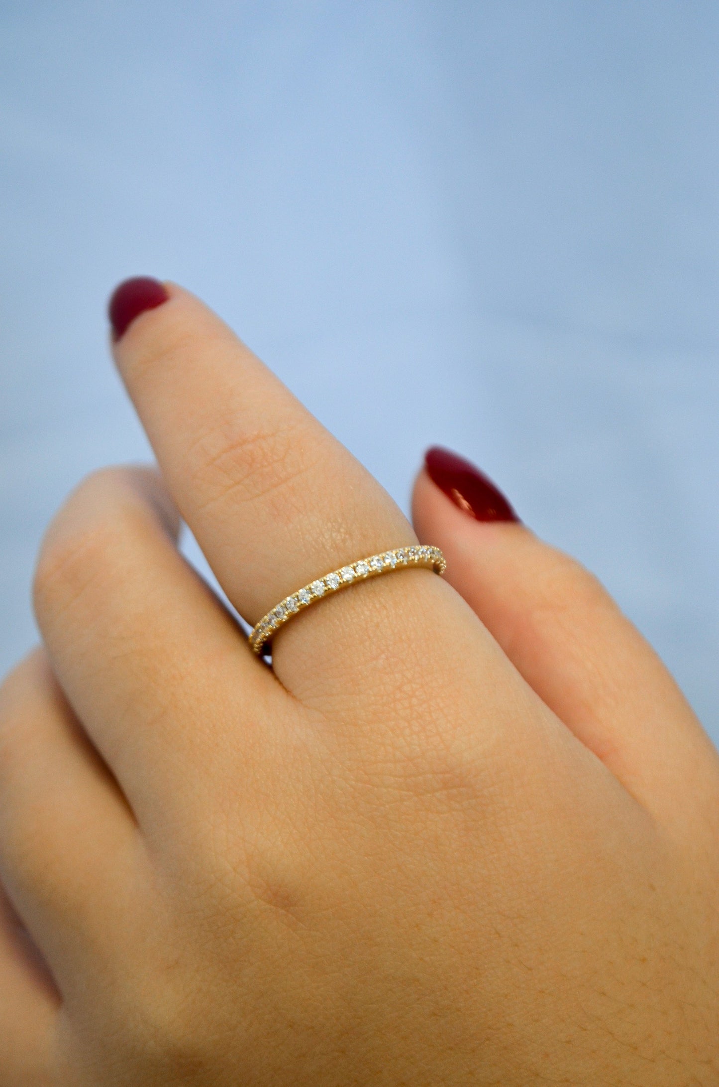 Anel cravejado com zircônias banhado a ouro 18k
