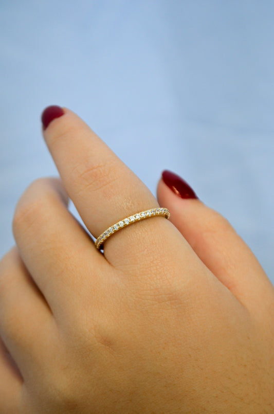 Anel cravejado com zircônias banhado a ouro 18k