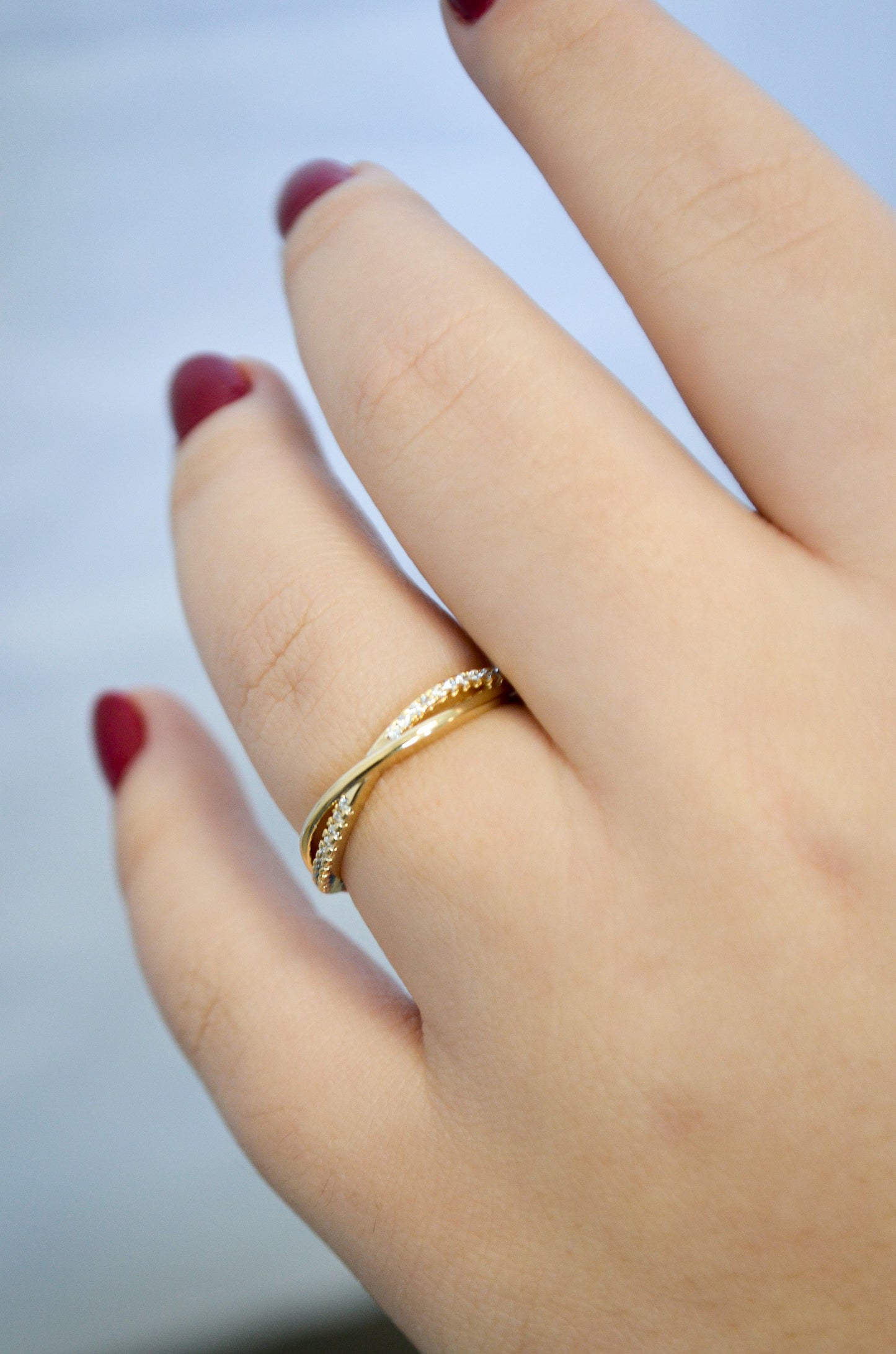 Anel com zircônias banhado a ouro 18k