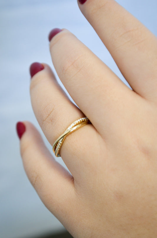 Anel com zircônias banhado a ouro 18k