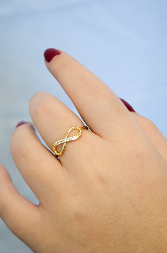 Anel infinito com zircônias banhado a ouro 18k