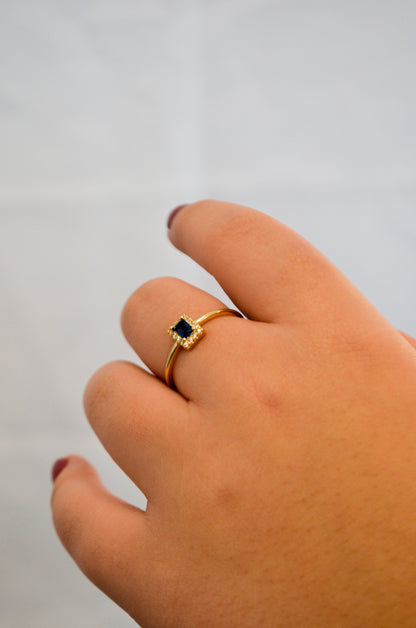 Anel com pedra retangular e zircônias banhado a ouro 18k - Biju & Cia.