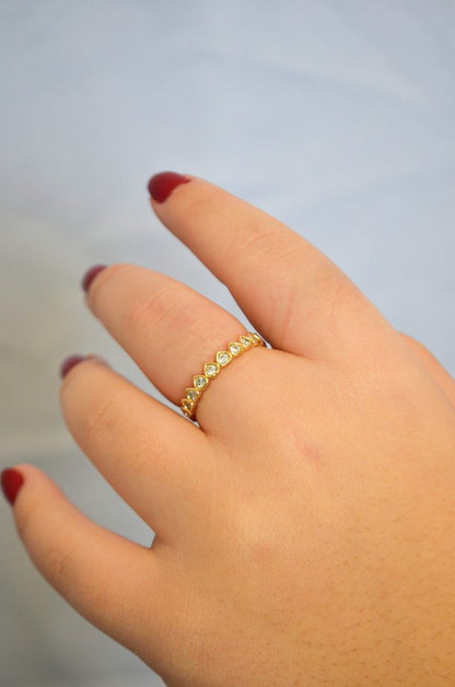 Anel com corações de zircônias banhado a ouro 18k - Biju & Cia.