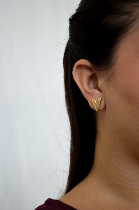 Brinco coração com zircônia banhado a ouro 18k