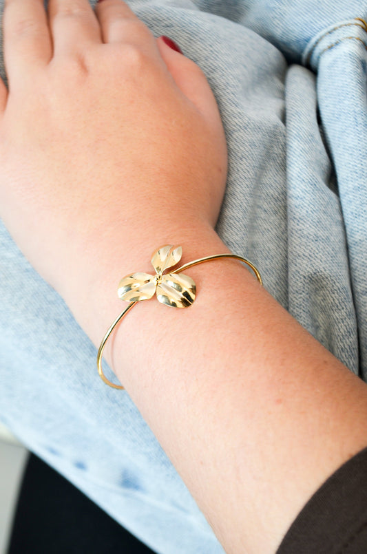 Bracelete flor 3 pétalas banhado a ouro 18k - Biju & Cia.