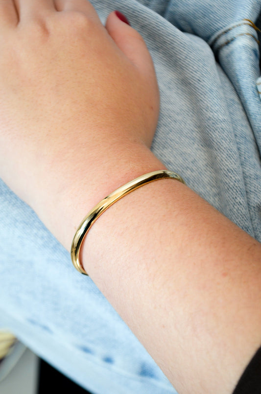 Bracelete liso banhado a ouro 18k - Biju & Cia.