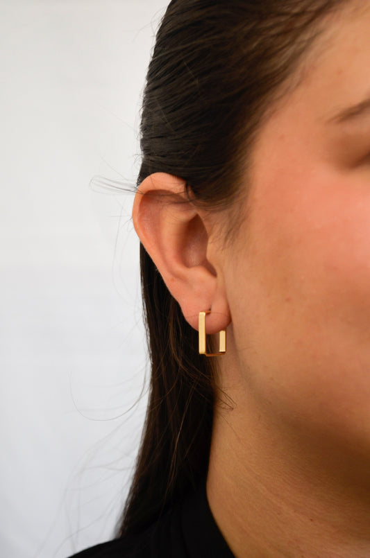 Brinco de argola retangular banhado a ouro 18k - Biju & Cia.