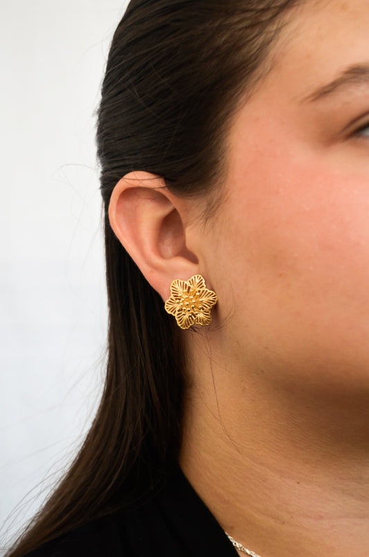 Brinco flor banhado a ouro 18k - Biju & Cia.