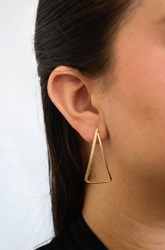 Brinco de triangulo trabalhado banaho a ouro 18k - Biju & Cia.