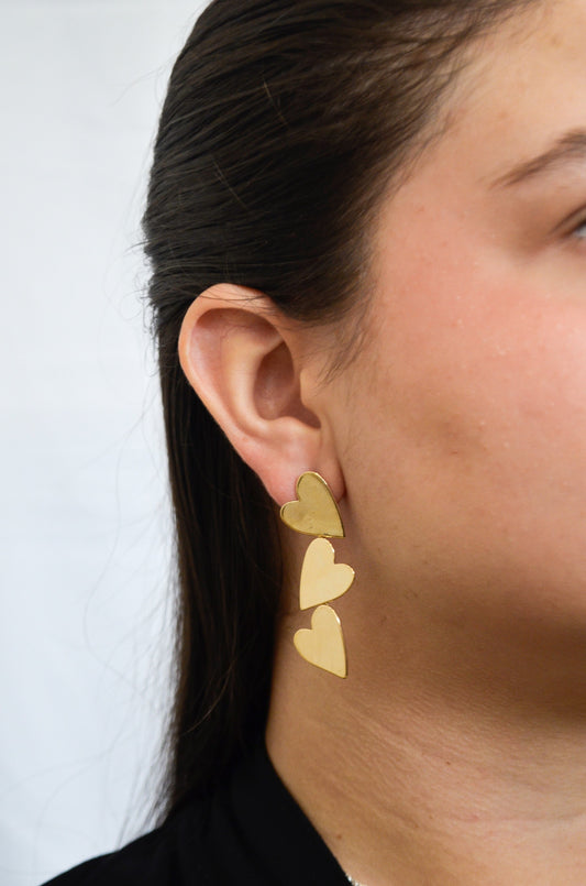 Brinco com 3 corações banhado a ouro 18k - Biju & Cia.