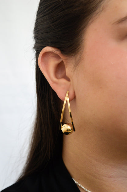 Brinco com bola banhado a ouro 18k - Biju & Cia.