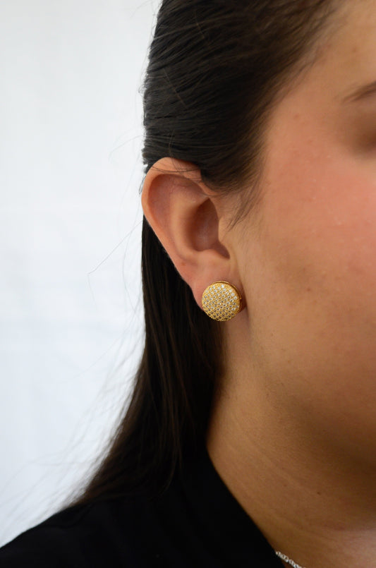 Brinco cravejado com zircônias banhado a ouro 18k - Biju & Cia.