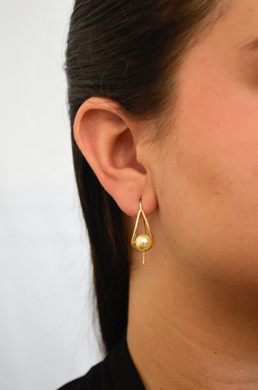 Brinco de gancho com pérola banhado a ouro 18k - Biju & Cia.