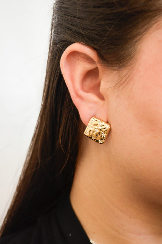 Brinco quadrado com zircônias banhado a ouro 18k - Biju & Cia.