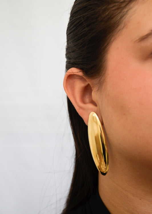 Brinco oval liso banhado a ouro 18k - Biju & Cia.
