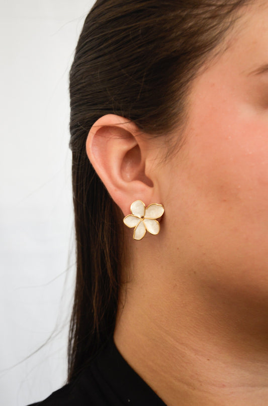 Brinco de flor com madre pérola banhado a ouro 18k - Biju & Cia.