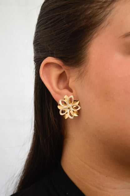 Brinco de flor vazada banhado a ouro 18k - Biju & Cia.