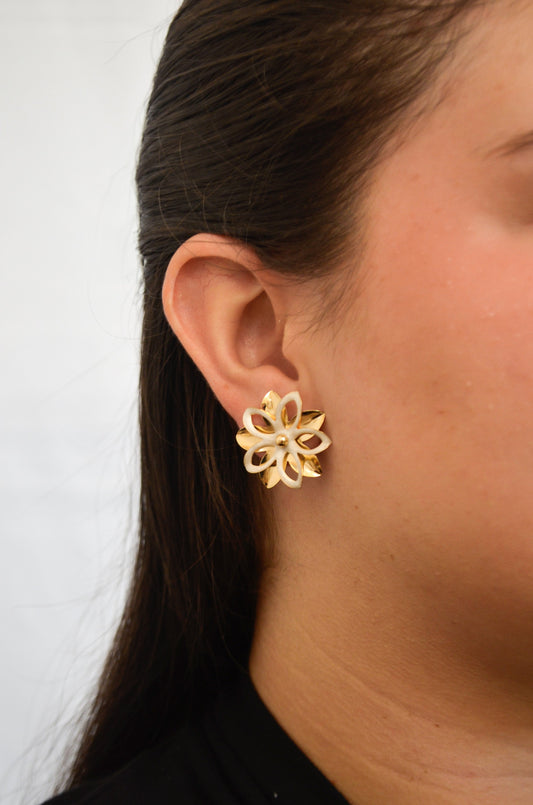 Brinco de flor vazada banhado a ouro 18k - Biju & Cia.