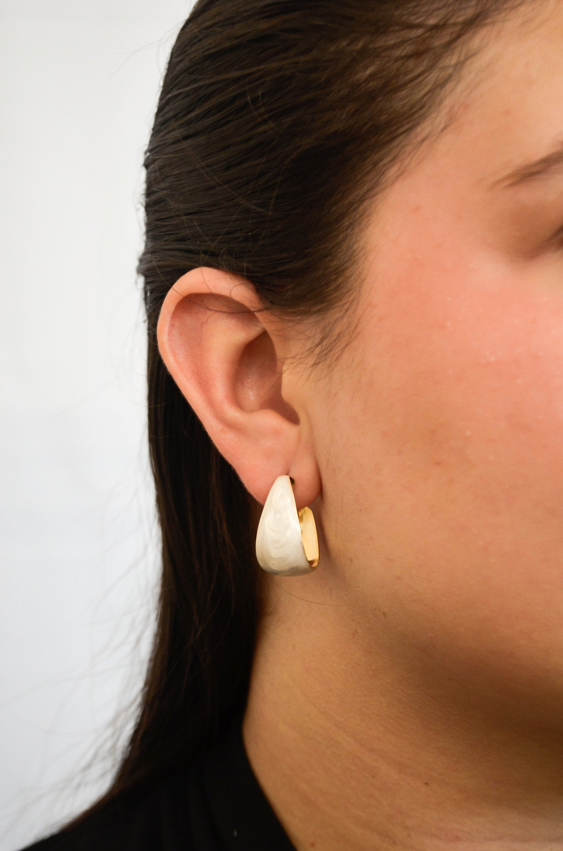 Brinco de argola oval esmaltado banhado a ouro 18k - Biju & Cia.