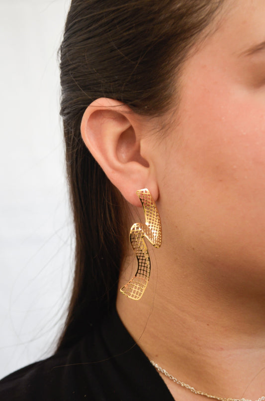 Brinco orgânico vazado banhado a ouro 18k - Biju & Cia.