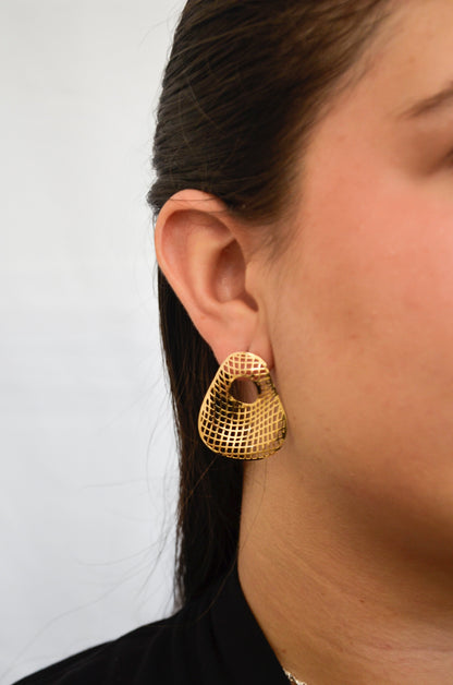 Brinco com formato orgânico vazado banhado a ouro 18k - Biju & Cia.