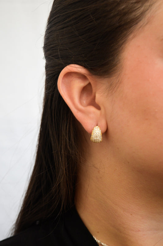 Argola cravejada com zircônias banhada a ouro 18k - Biju & Cia.