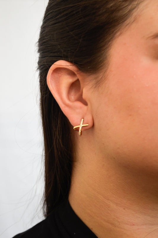 Brinco x com zircônias banhado a ouro 18k - Biju & Cia.
