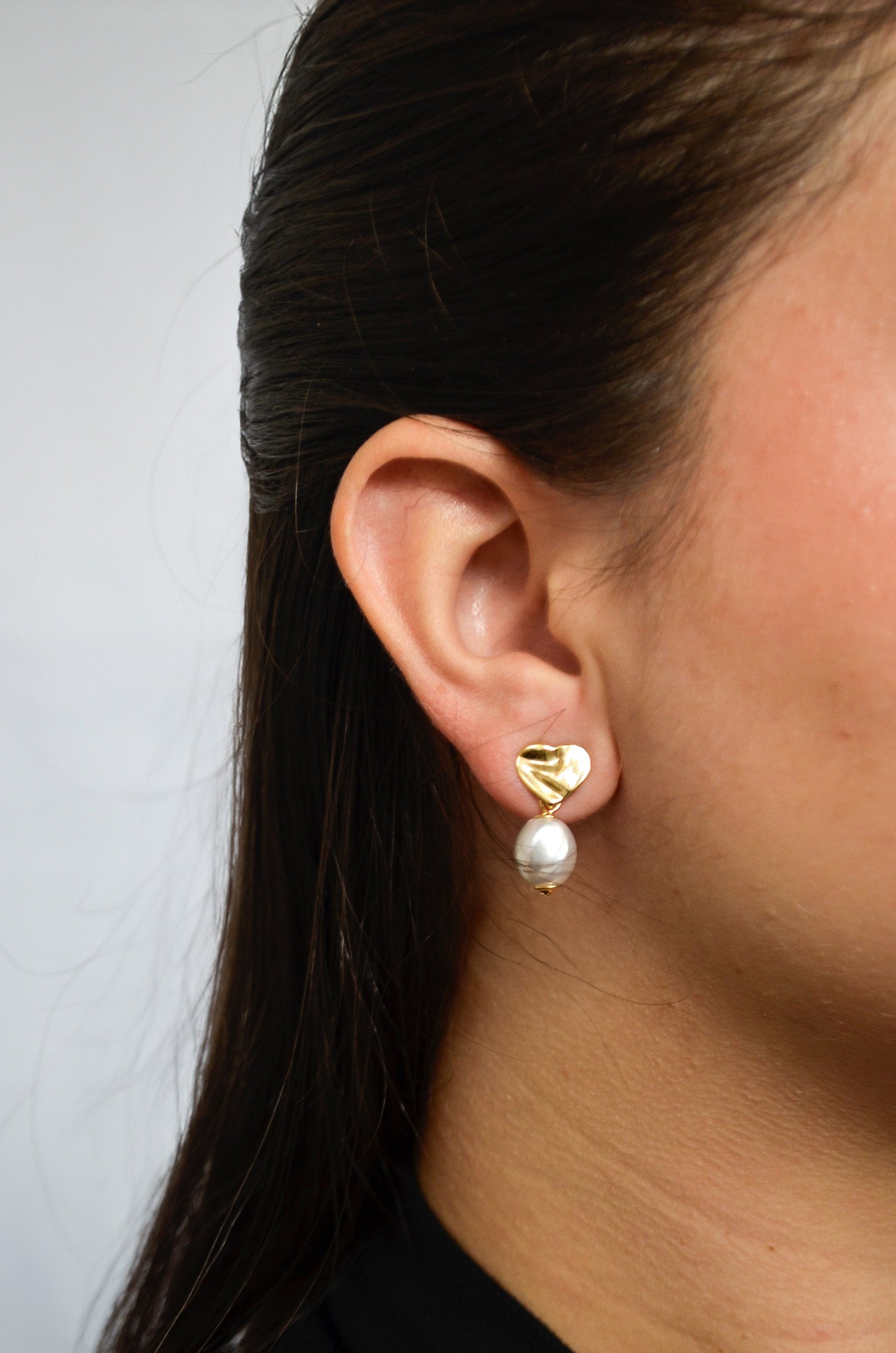 Brinco curvado com zircônias banhado a ouro 18k - Biju & Cia.