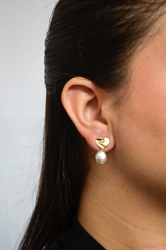 Brinco curvado com zircônias banhado a ouro 18k - Biju & Cia.