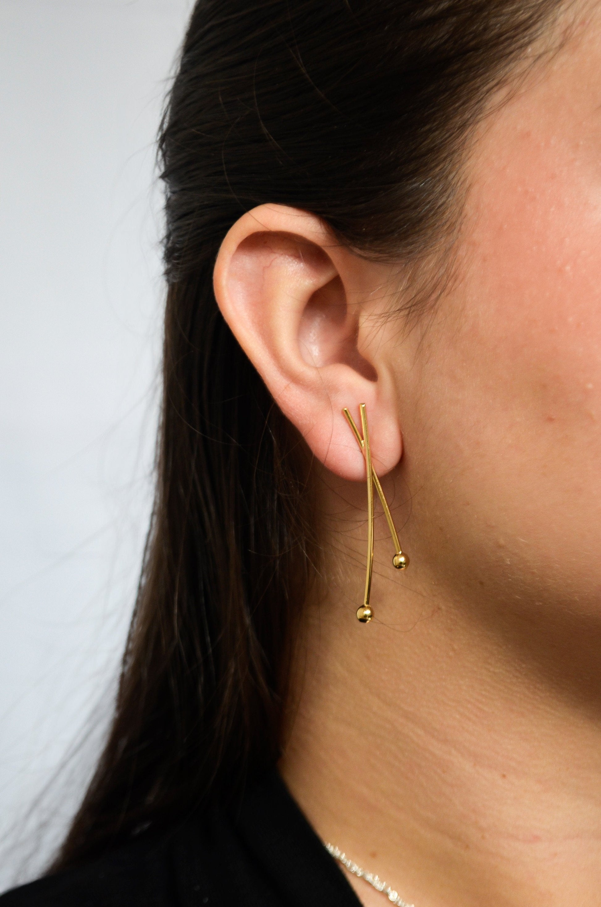 Brinco de palito e bolinha banhado a ouro 18k - Biju & Cia.