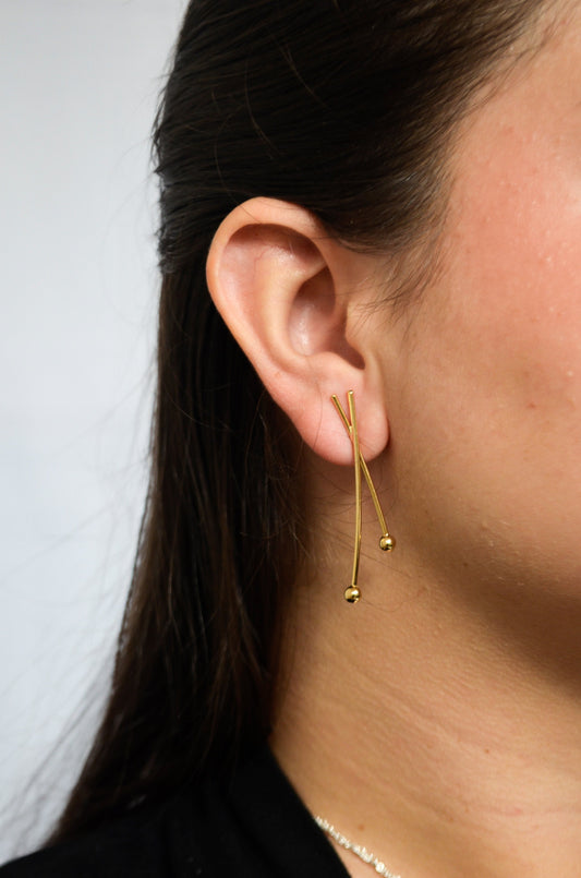 Brinco de palito e bolinha banhado a ouro 18k - Biju & Cia.