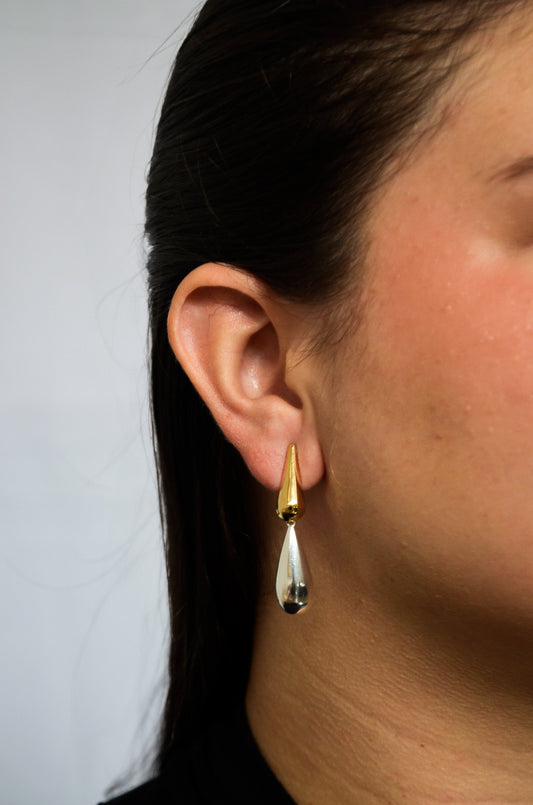Brinco em gota com duas cores banhado a ouro 18k e banhado a prata 925 - Biju & Cia.